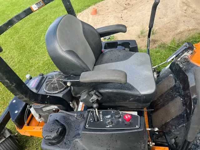 zero turn lawnmower in Lawnmowers & Leaf Blowers in London - Image 6