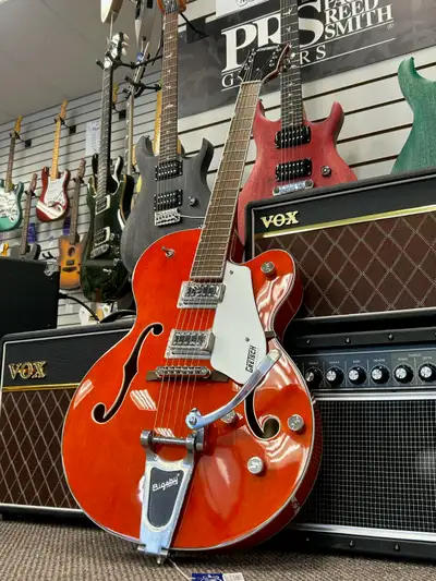 The Gretsch G5420T Electromatic® Classic Hollow Body Single-Cut with Bigsby® features a laminated ma...