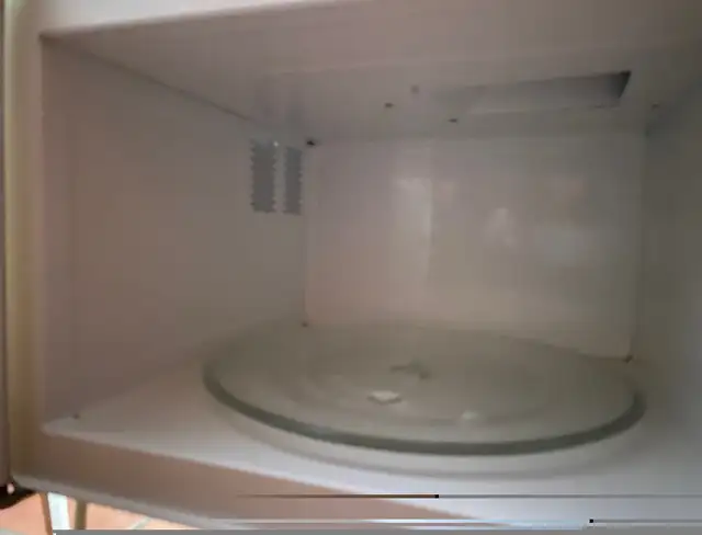 White sunbeam microwave cook food clean in Microwaves & Cookers in Oakville / Halton Region - Image 3