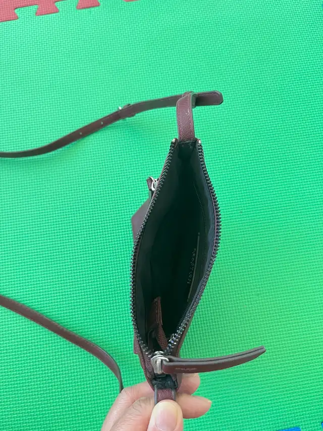 Woman’s Kenneth Cole Reaction Handbag  in Women's - Bags & Wallets in City of Toronto - Image 4