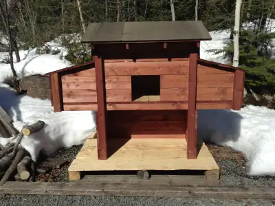 poulailler pour plusieurs poules. 6pi.1/2 x 24po. x 5pi. de haut