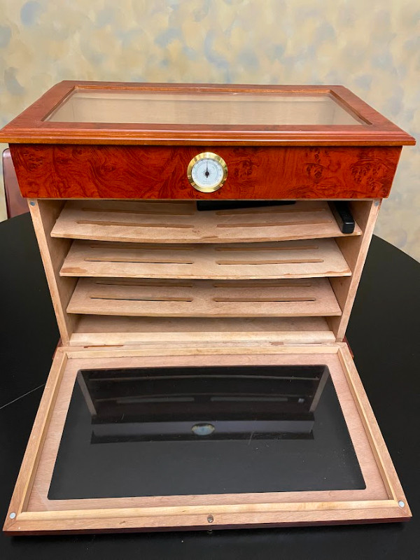 Elegant Humidor for Cigars in Hobbies & Crafts in Vancouver - Image 2