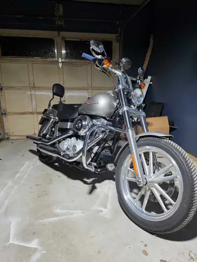 2008 super glide, only 17,000km! 10/10 incredible condition. Tastefully modded with Original Garage...