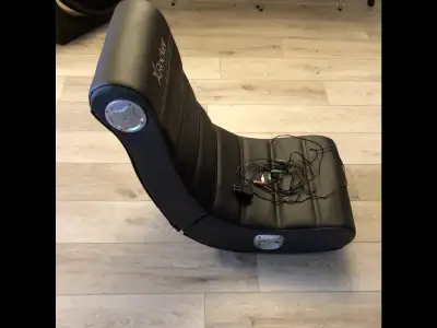 Gaming chair with speakers