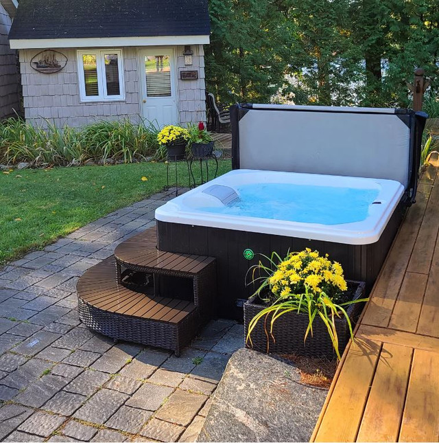New Sealed - Canadian Spa Company Gander Hot Tub - Plug and Play in Hot Tubs & Pools in City of Toronto