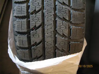 4 Pneus d'hiver TOYO-Observe 235/65/R18 Etait sur VUS. C' est un très bon pneu, la gomme est assez m...