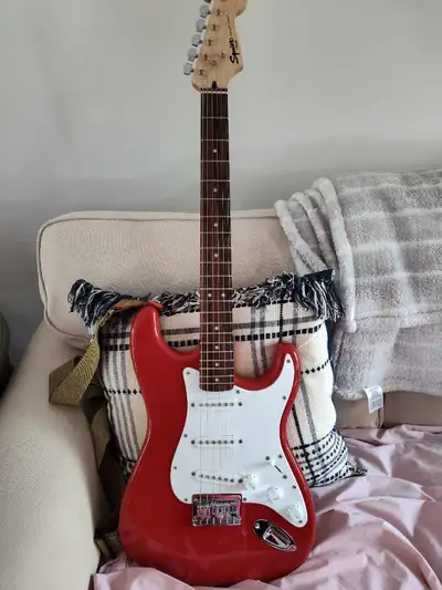 Squier Bullet Stratocaster Designed by Fender, Hard tail, Fiesta Red, new. In the 4th photo,-same gu...