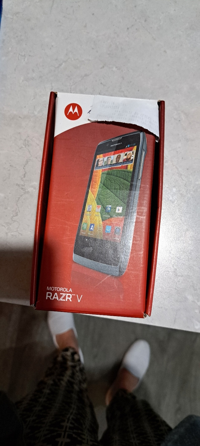 Cellulaire Motorola Razr v dans Téléphones cellulaires  à Longueuil/Rive Sud