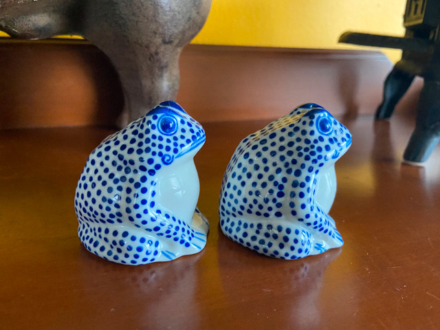 Vintage Blue and White Porcelain Frogs Salt and Pepper Shakers in Arts & Collectibles in Oshawa / Durham Region - Image 3