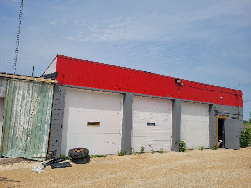 3 Bay Mechanic Shop for Rent on PARK LANE AVE. 3200/month Commercial & Office Space for Rent