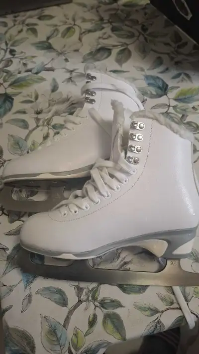 Ice skates size 6, View more