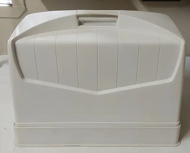 Machine à coudre Singer propre fabriquée au Québec in Other in Sherbrooke - Image 8