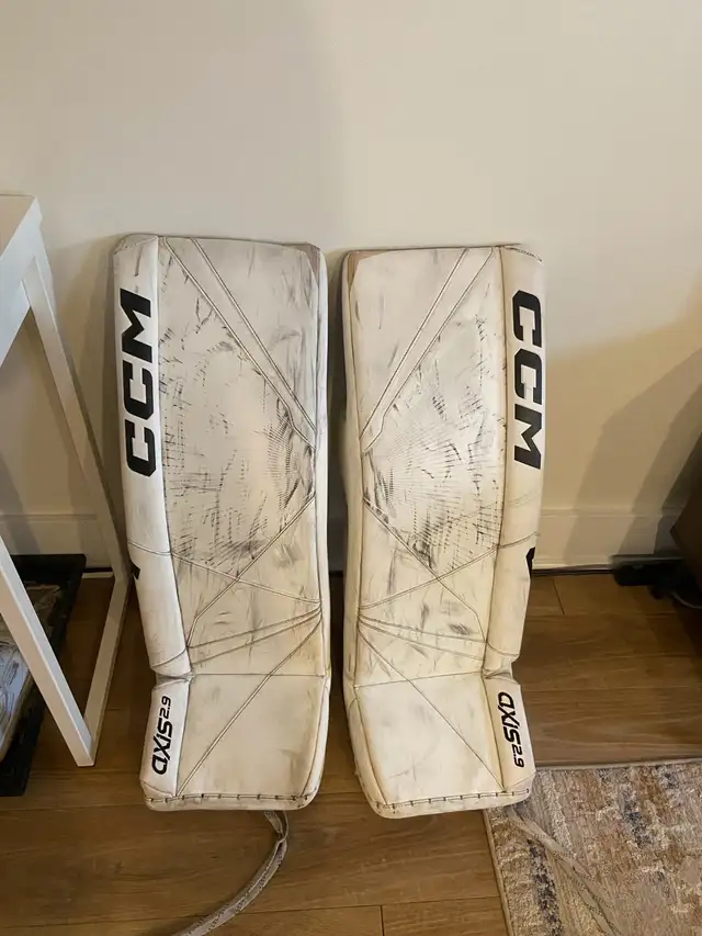 Complete Senior Ice Hockey Goaltender CCM Set in Hockey in London - Image 5