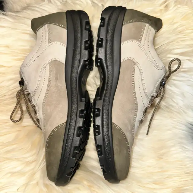 NWT orthopedic Hiking shoes. Women’s wide shoes  size 10w in Women's - Shoes in Oshawa / Durham Region - Image 6