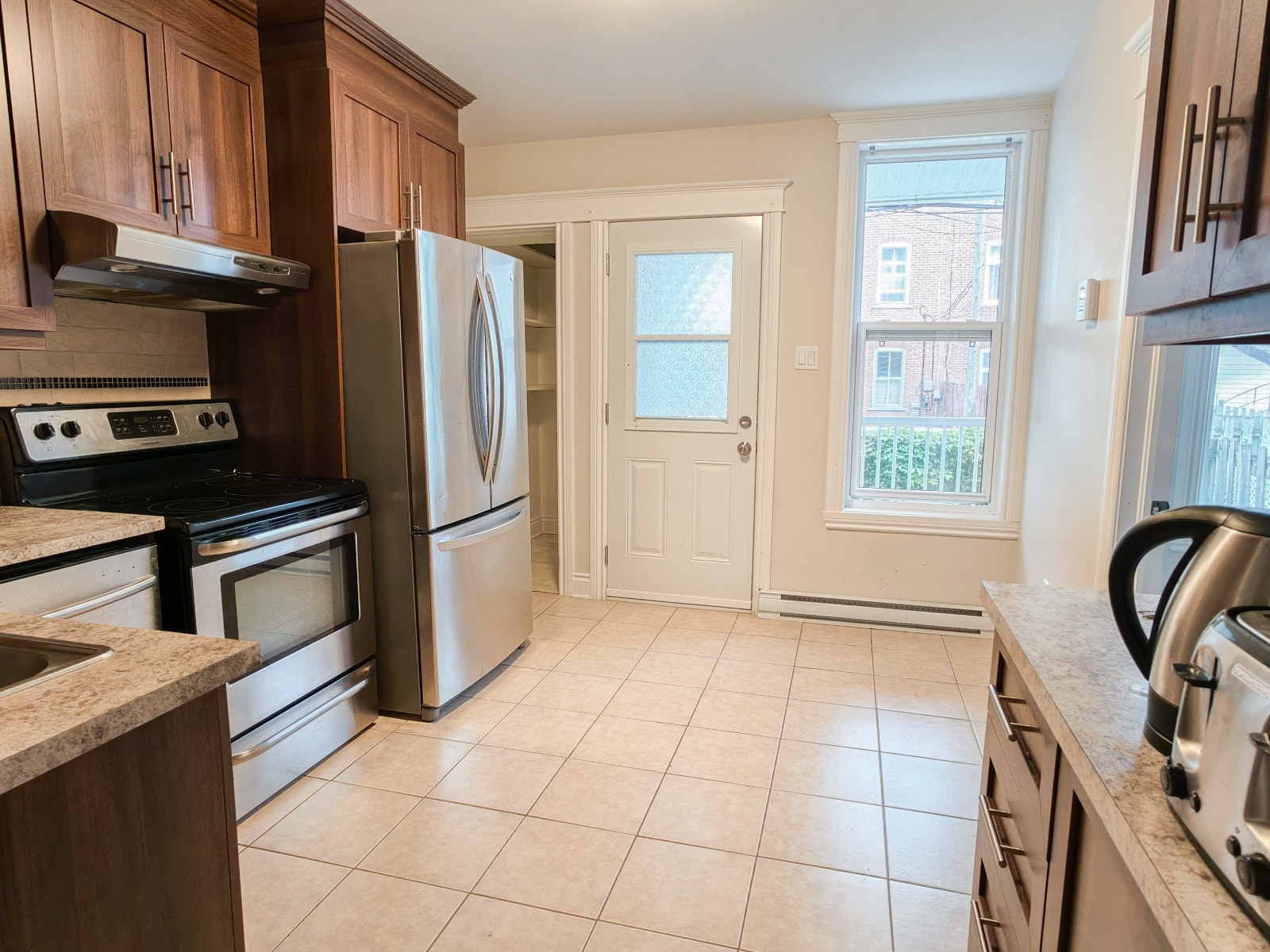 Large Renovated 3-BR 2 Floors - Grand Rénové 3 Chambres 2 Étages — photo 1