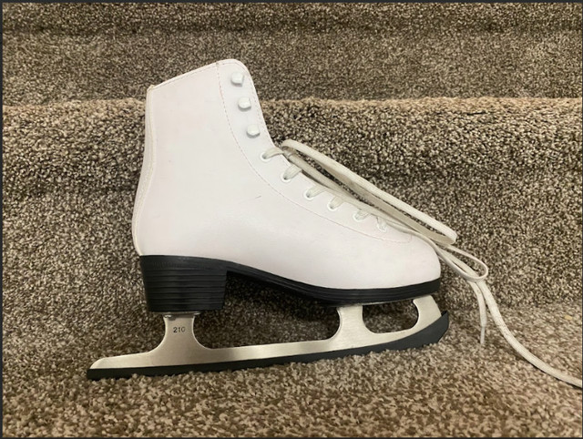 Girls Figure Skating Shoes- size 2 in Skates & Blades in Calgary - Image 2