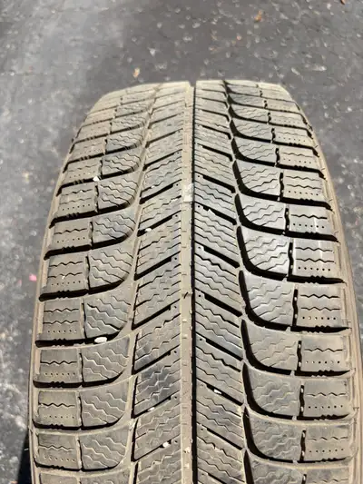 2 pneus d’hiver Michelin X-Ice 215/55R17 Usure: 7/32 Pour seulement 150$