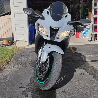 2018 Kawasaki ZX10R second owner, bought from Wheel sport Ottawa with 2500km Clean title UVIP *Used...