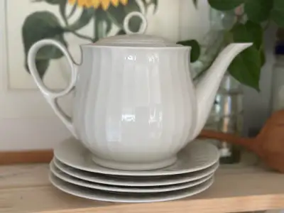 1980s minimal teapot and sandwich plates x4 Pot holds approximately 6cups Pick up Ramsay.