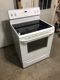 FRIGIDAIRE Glass Top Stove - Convection 
