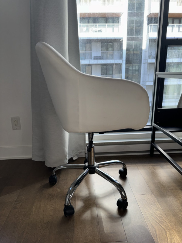 Chaise de bureau en cuir - White Leather Office Chair dans Chaises, Fauteuils inclinables  à Ville de Montréal - Image 2