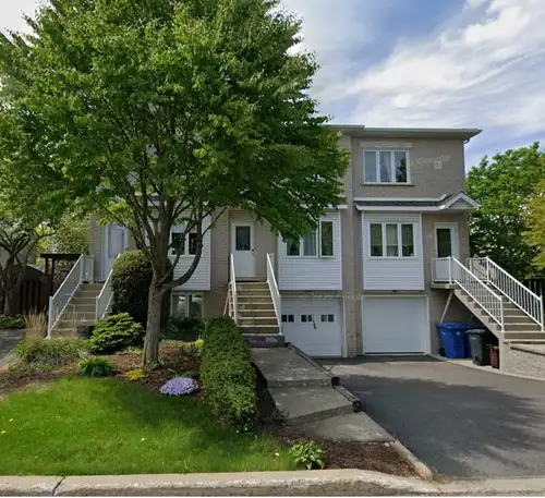 Charmante maison en rangée - 8 et demi Très intime dans un quartier tranquille de Longueuil près de...