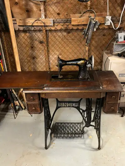 Old singer sewing machine with machine stand and pedal-early 1900's-see pictures cash only curbside...