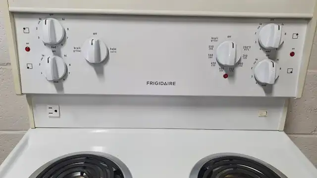 Apartment Size Stove “FRIGIDAIRE” 24 inch in Stoves, Ovens & Ranges in City of Toronto - Image 5