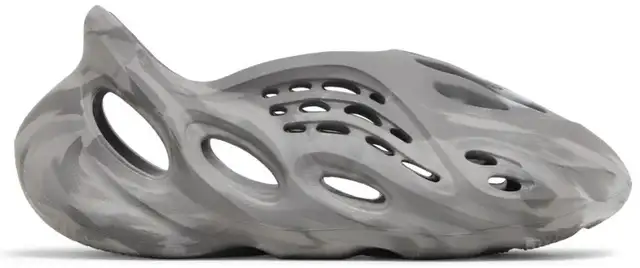 Yeezy Foam Runner Granite Size 10 & 11 in Men's Shoes in Oshawa / Durham Region - Image 2