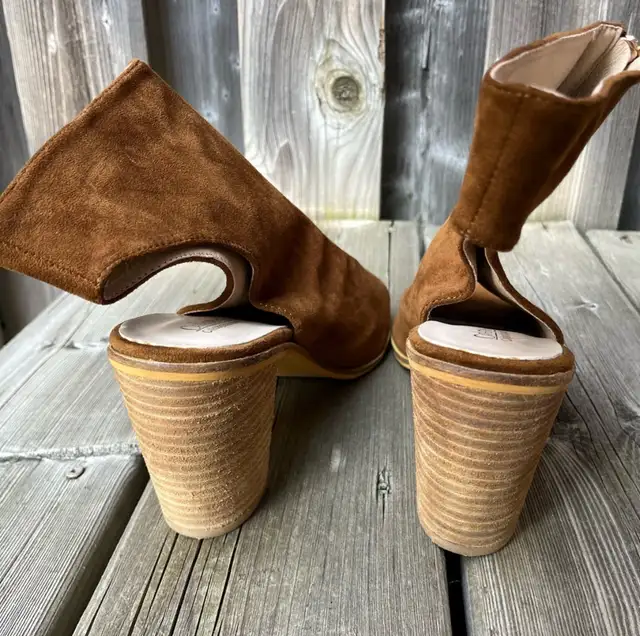 Catherine Malandrino Brown Suede High Heel Block Sandals Size 10 in Women's - Shoes in Barrie - Image 3