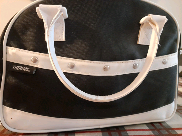 Lunch bag in Storage & Organization in Oakville / Halton Region - Image 3