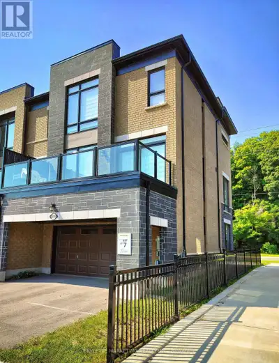 Back to ravine end unit townhouse located in Glen Abbey! This stunning 3-bedroom END unit townhome (...