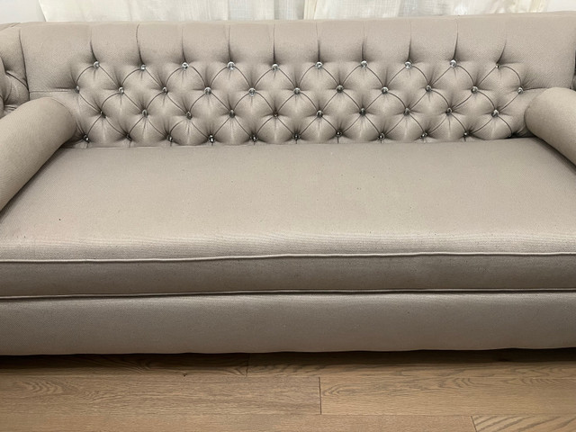 Tufted Couch with rhinestones dans Sofas et futons  à Région d’Oshawa/Durham - Image 3