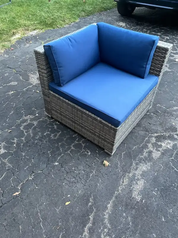 Outdoor wicker patio corner chair in Patio & Garden Furniture in Hamilton - Image 4