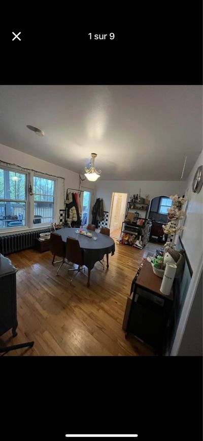 4 1/2 à 2 pas du cégep de Sherbrooke Dans un triplex Chauffage inclus. Entrée laveuse/sécheuse. Cuis...