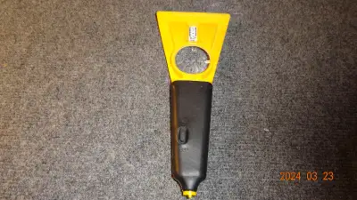 Beau grattoir pour vitre d'auto comme neuf avec lumière - loupe - vérificateur de pression des pneus...