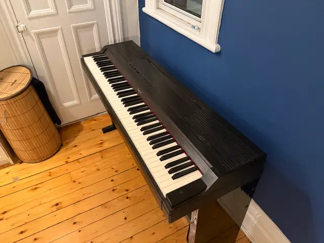 Roland digital piano  in Pianos & Keyboards in City of Montréal - Image 3