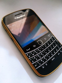 Unlocked blackberry bold 9900, gold limited edition, no nego