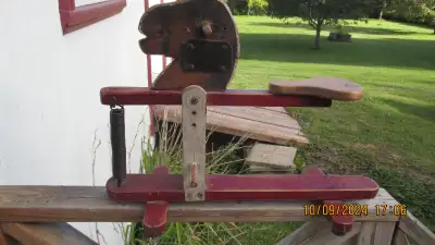 Petit cheval basculant ajustable à trois niveaux en fonction de la grandeur de l'enfant. Couleur d'o...