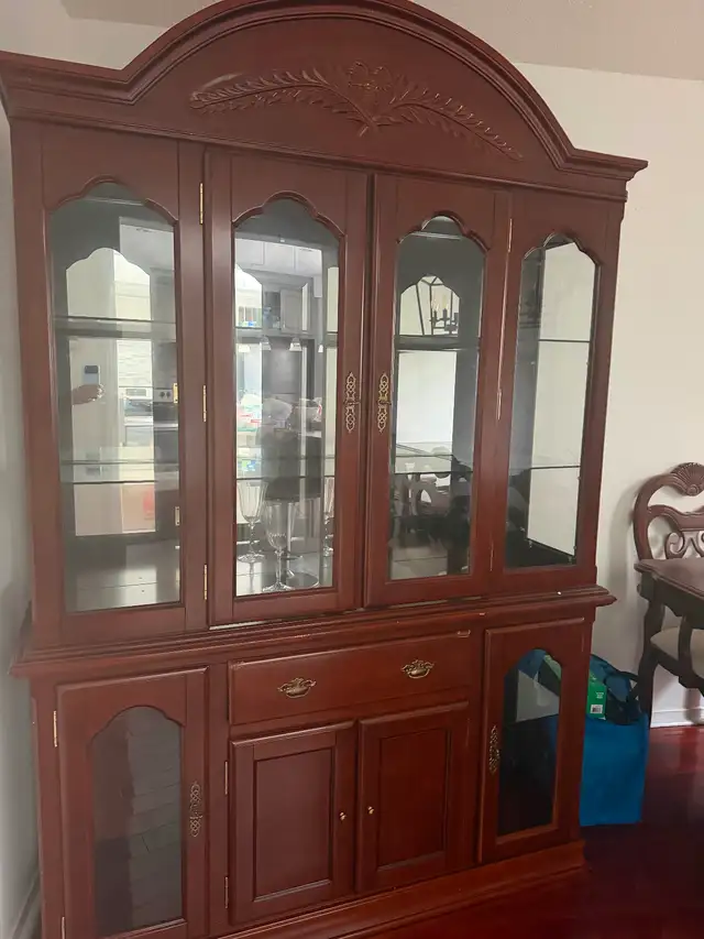 Traditional Wood Hutch and Display Cabinet in Hutches & Display Cabinets in City of Toronto - Image 3