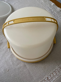 TUPPERWARE WINTAGE CAKE STORAGE AND CARRIER 