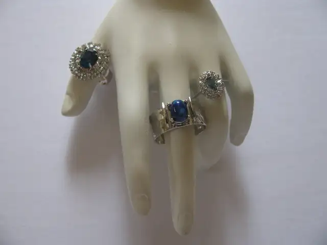 Vntg Costume Jewelry Avon Joan Rivers Sarah Coventry 47PC Mixed in Arts & Collectibles in Saint John - Image 4