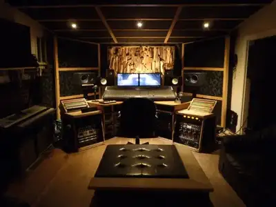 Musical Roommates Wanted: Large bedroom available in a home set up for career oriented Musicians, Mu...