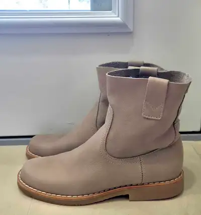 Roots Ankle Boot Unisex, View more