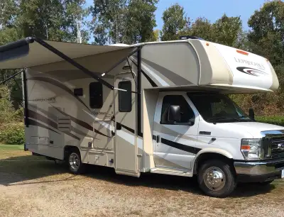 2016 Coachmen 210RS Lebrechaun Class C with Ford E-350 Super Duty Cab 24 ' L Motorhome with Electric...