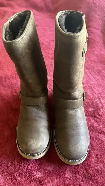 These are women's new Ugg boots in size 9. ready to keep your feet warm and stylish during chilly da...