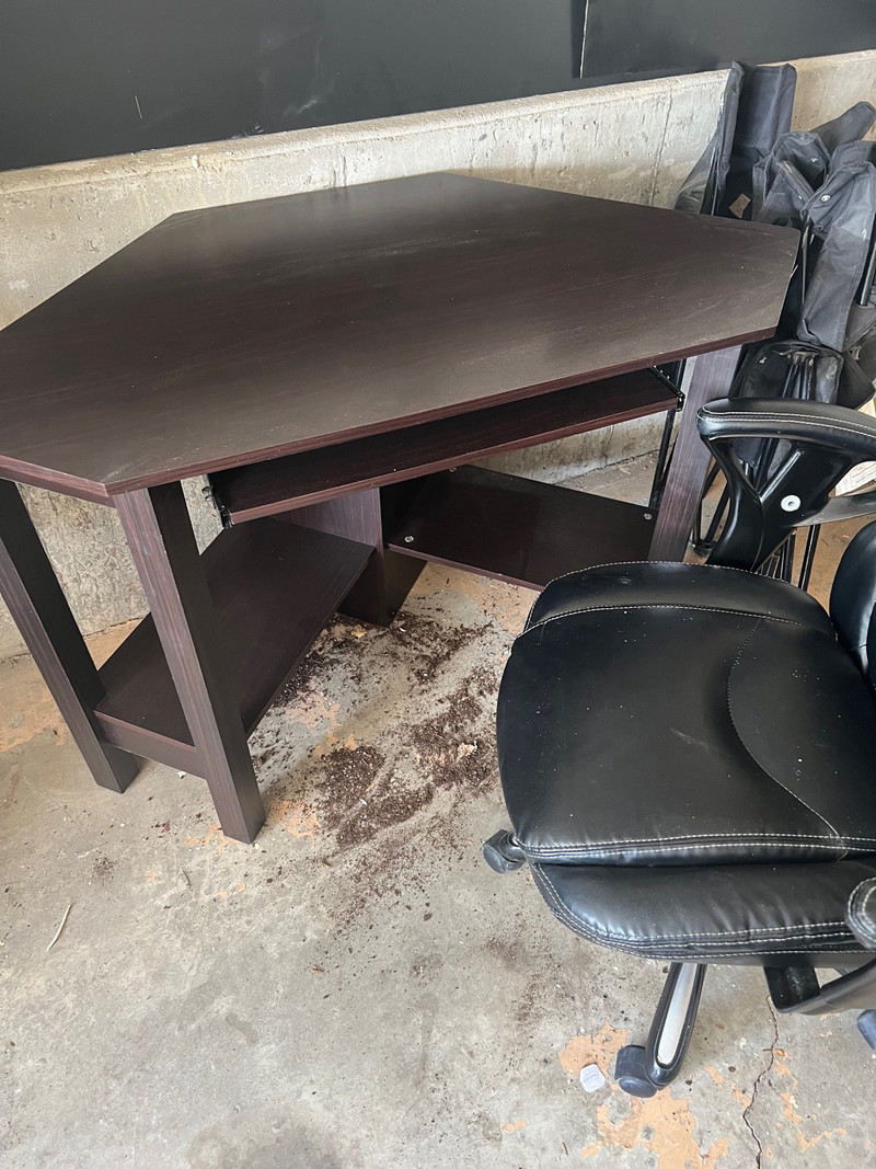 Computer desk and office chair Desks Lethbridge Kijiji