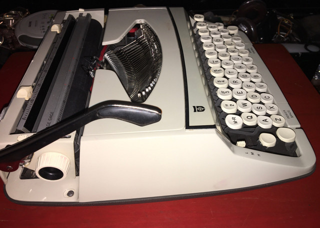 Vintage Smith Corona Manuel Typewriter  in Arts & Collectibles in City of Toronto - Image 4