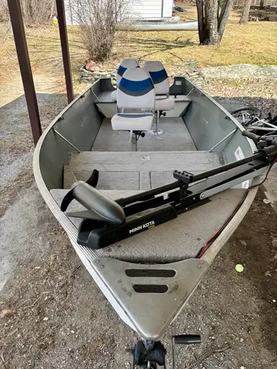 16' lund with a 25 hp yamaha 2 stroke Carpet was redone last year New seats and pedestals 3 storage...
