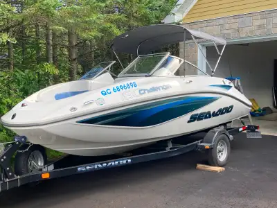 Ce bateau a propulsion par jet de 18 pieds est propulsé par un moteur Rotax suralimenté de 215 PH (T...